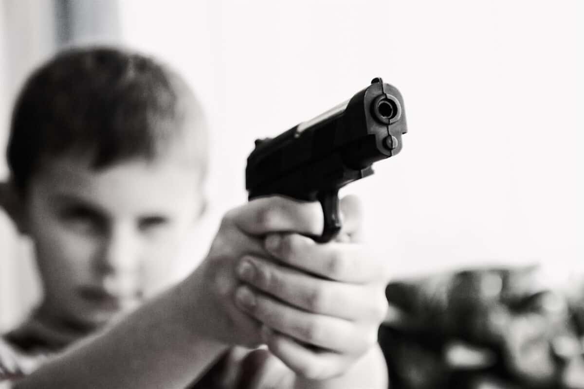 A child aiming an Airsoft gun