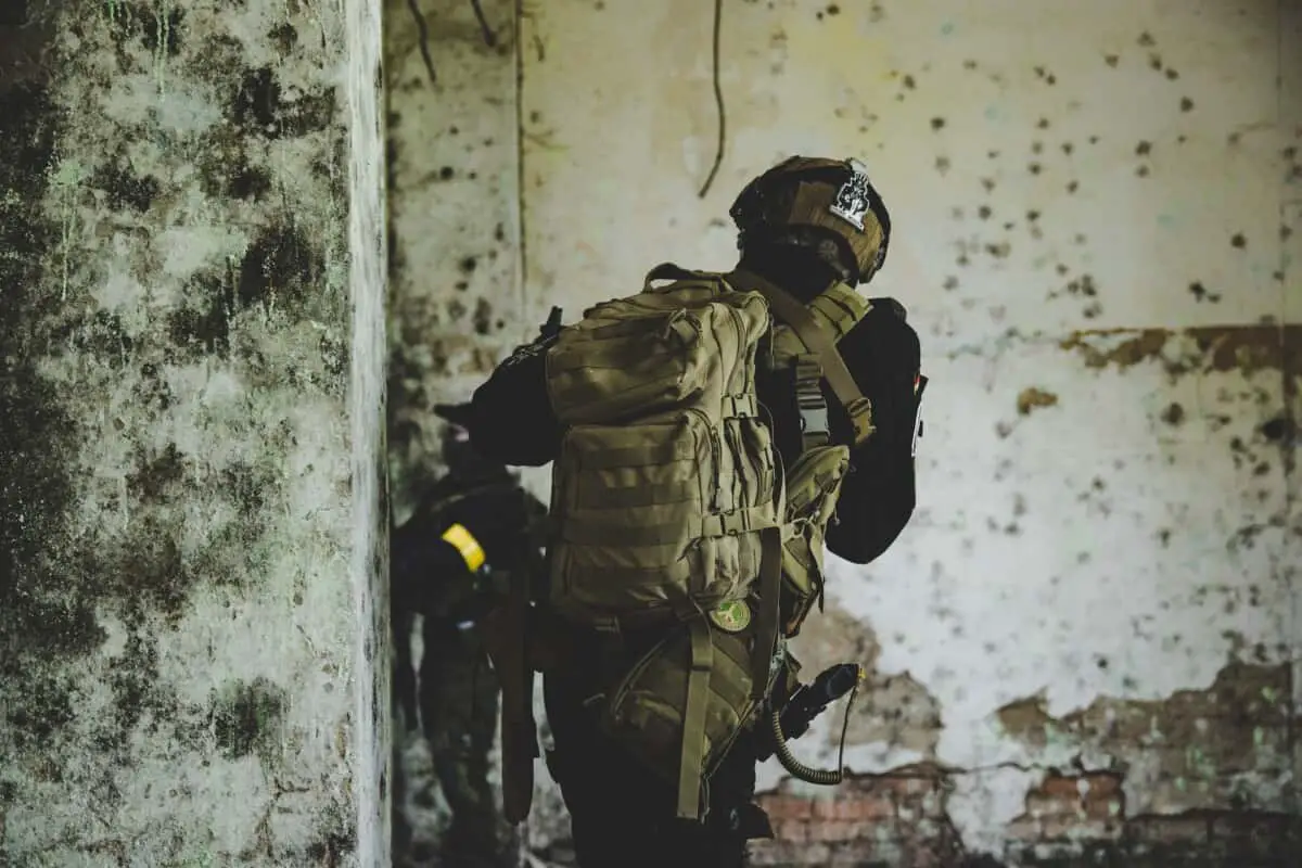 An airsoft looking around a corner